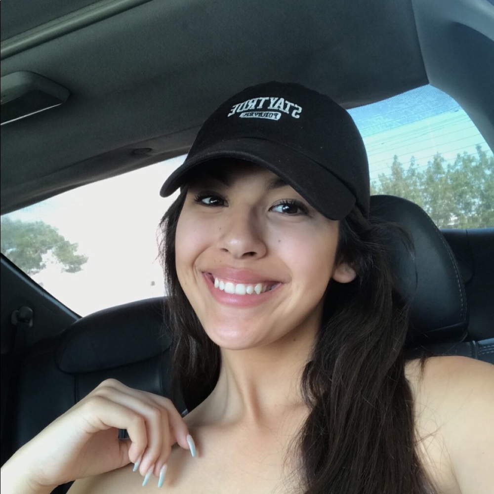 Meet your Posher, Yesenia ytali